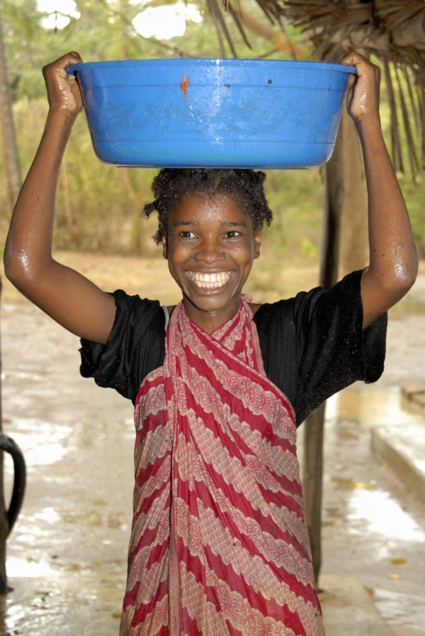 Swahili-girl-rain-Chole Mjini Island-Tanzania