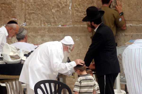 Kotel-family-prayer