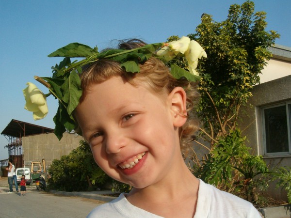 It is traditional in Israel for children to make and wear zer prachim (floral head-wreath) on Shavuot. As an agricultural holiday, the use of plants and flowers for decorating at Shavuot is fairly common. As well, Jewish legend has it that Mount Sinai burst into flower at the giving of the Torah.