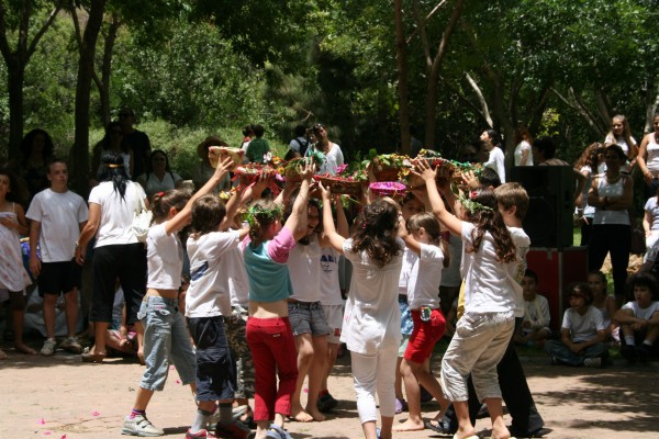 kibbutz, children, baskets, dance, Shavuot.