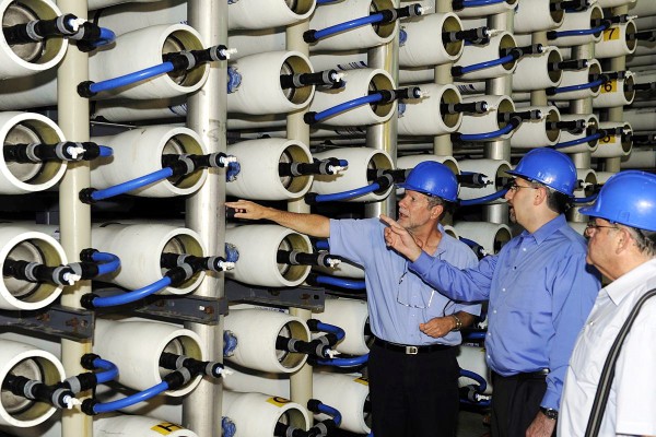 United States Ambassador Daniel Shapiro visits and tours the Hadera Desalination Plant, one of the worlds leading seawater reverse osmosis desalination plants.  <em>(Photo by US Embassy at Tel Aviv)</em>