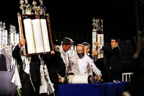 Western Wall Torah dedication ceremony-hagbah