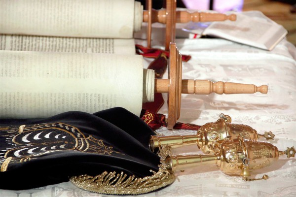 Sefer Torah-Bimah-Rimonim