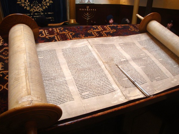 Torah-bimah-synagogue-Simchat Torah