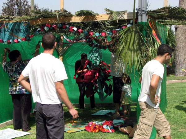 Sukkot-sukkah-family