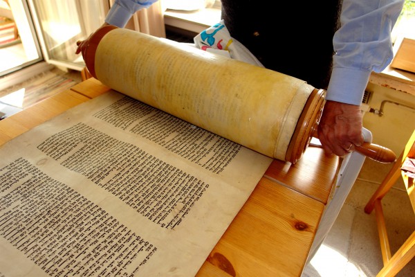 Rolling the Torah scroll to the beginning.