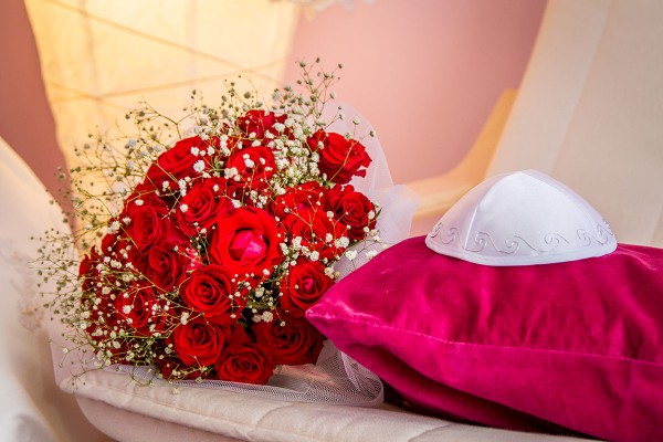 Kippah, bouquet, red roses