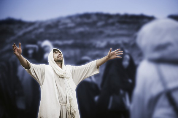 Yeshua prays amidst the people.